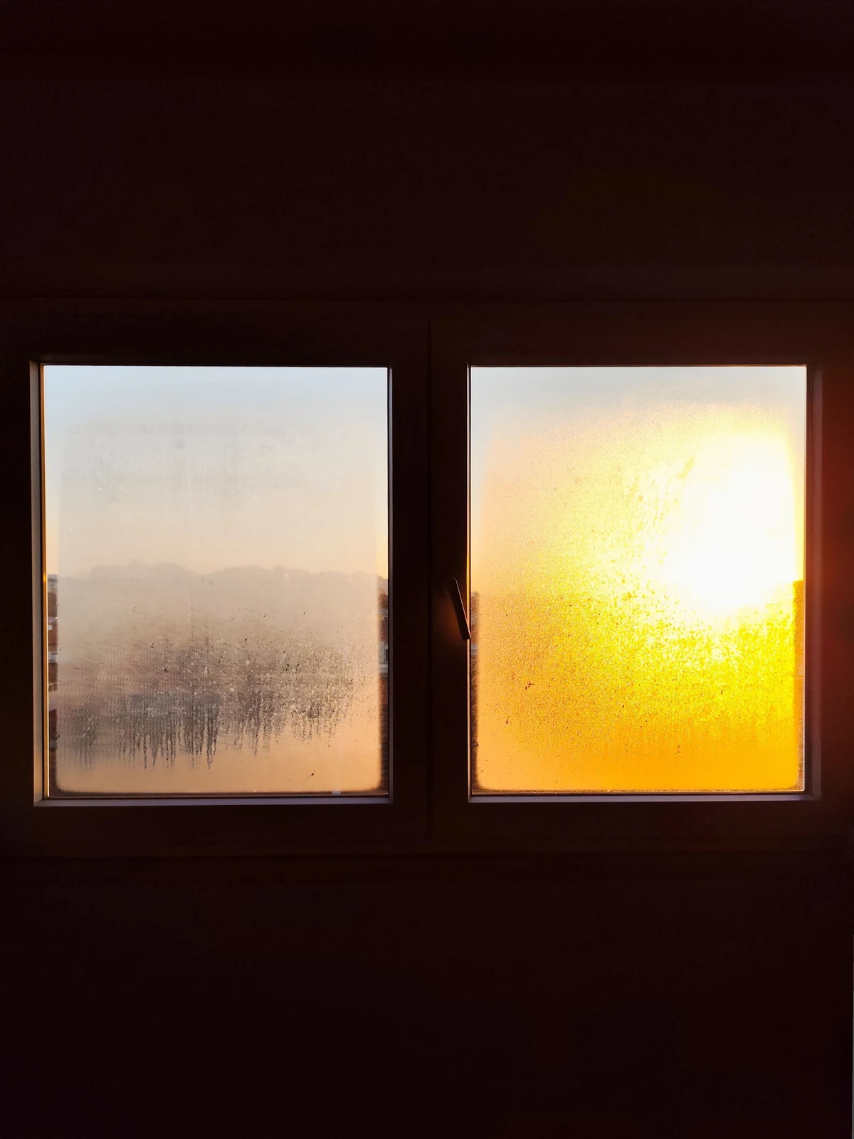Luz cálida de la mañana entrando por una ventana